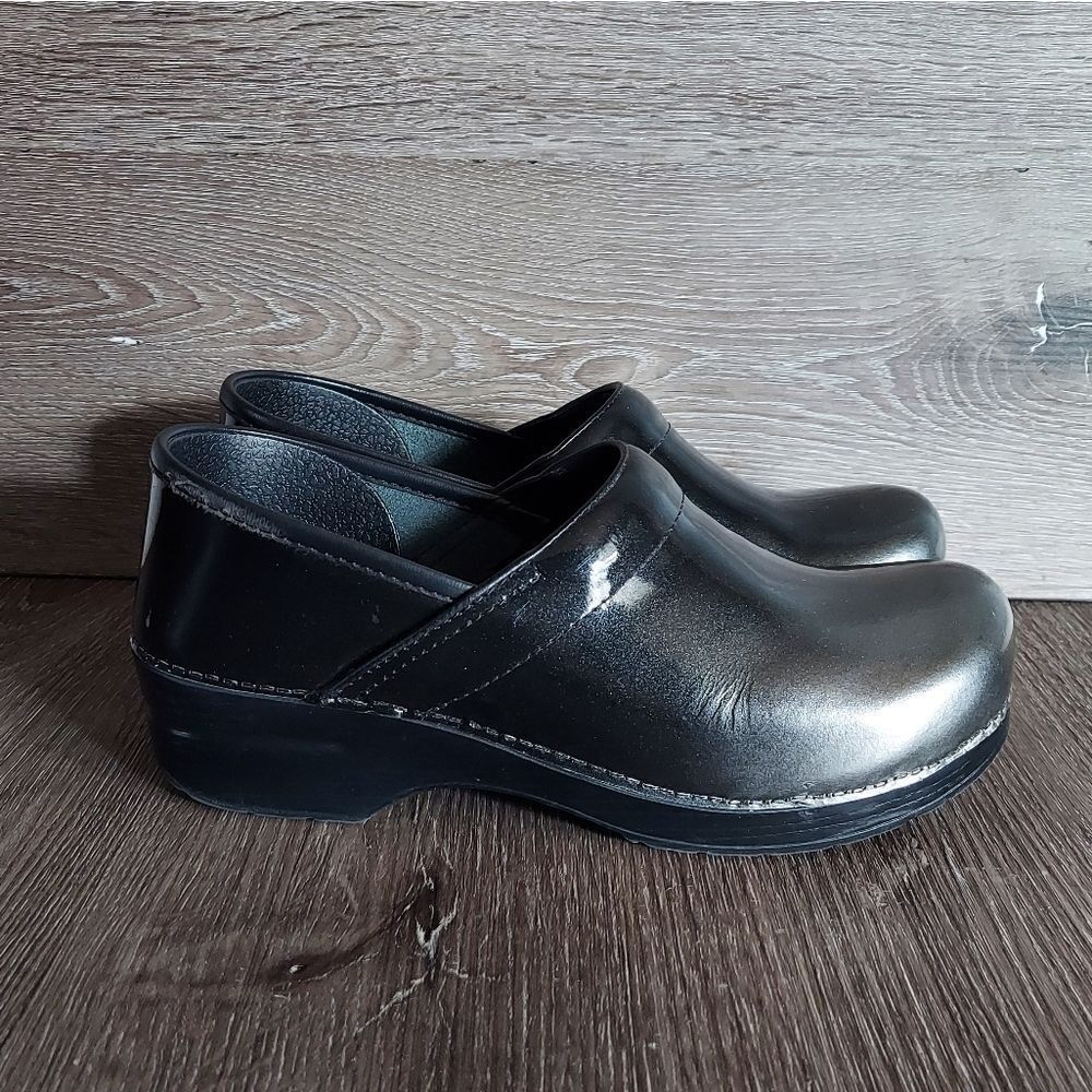 Dansko Black Grey Ombre Metallic Leather Nursing Clogs Size 41